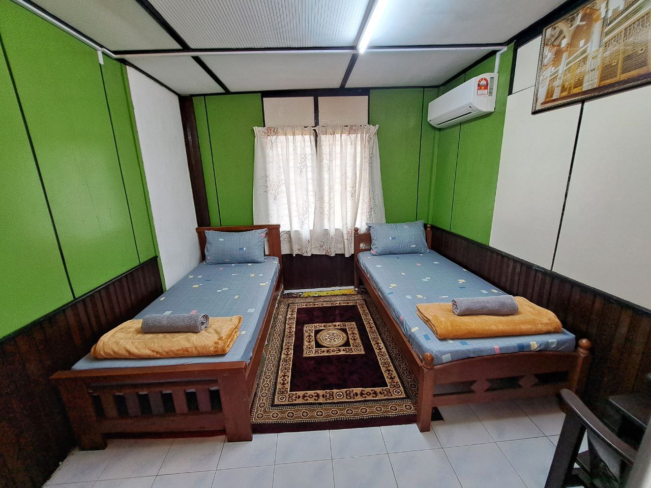 2 single beds, air conditioning, wardrobe space, hangers and towels prepared for guests