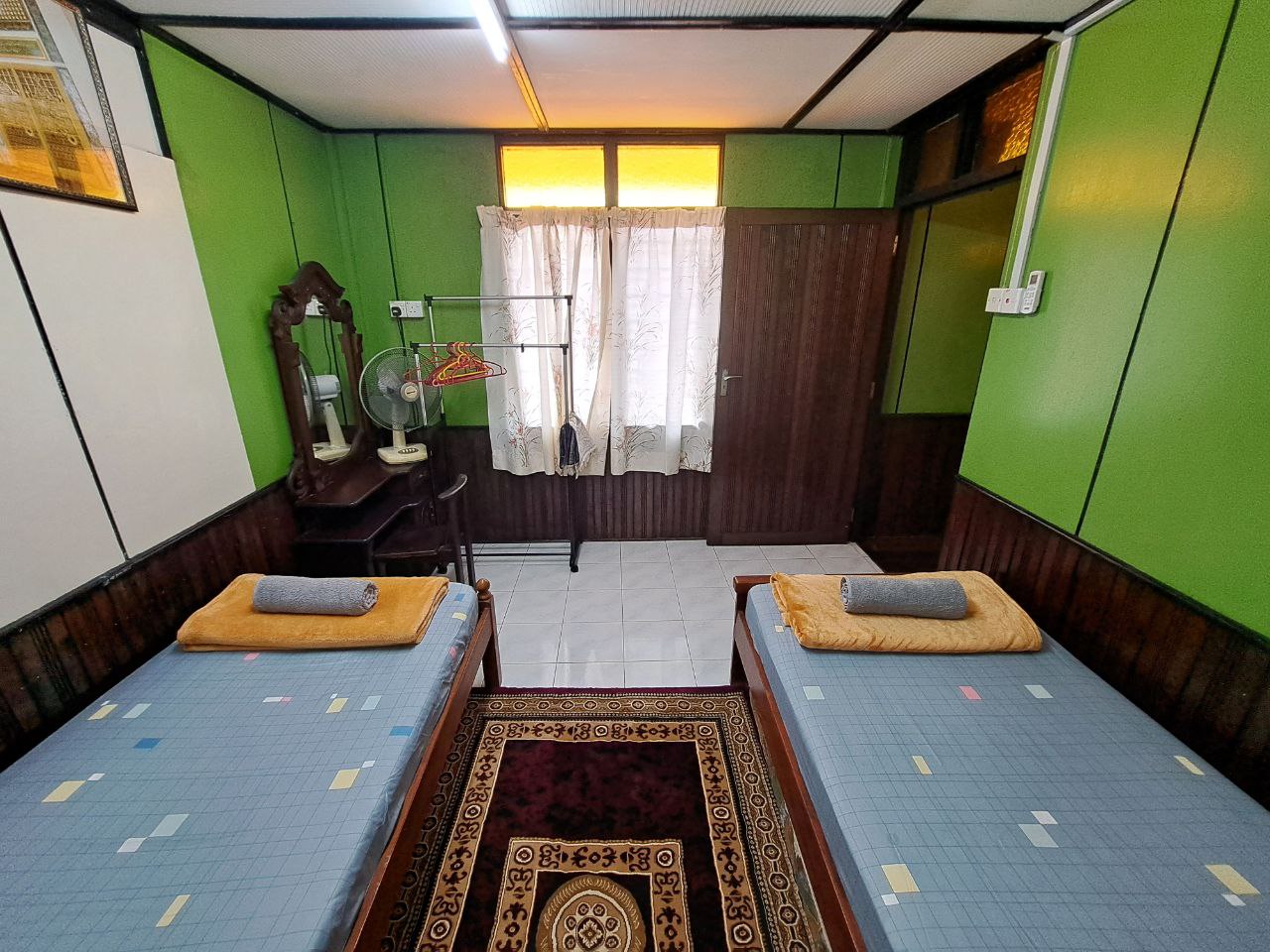 2 single beds, air conditioning, wardrobe space, hangers and towels prepared for guests