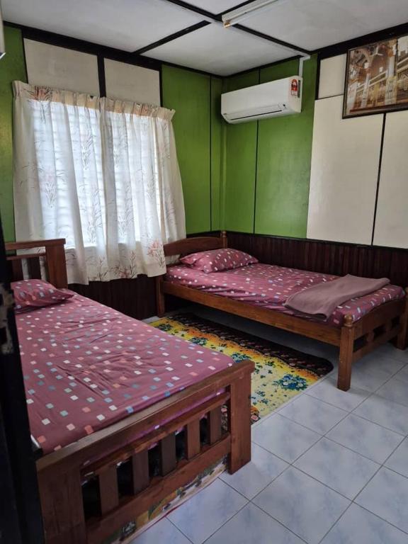 2 single beds, non-air conditioning, wardrobe space, hangers and towels prepared for guests
