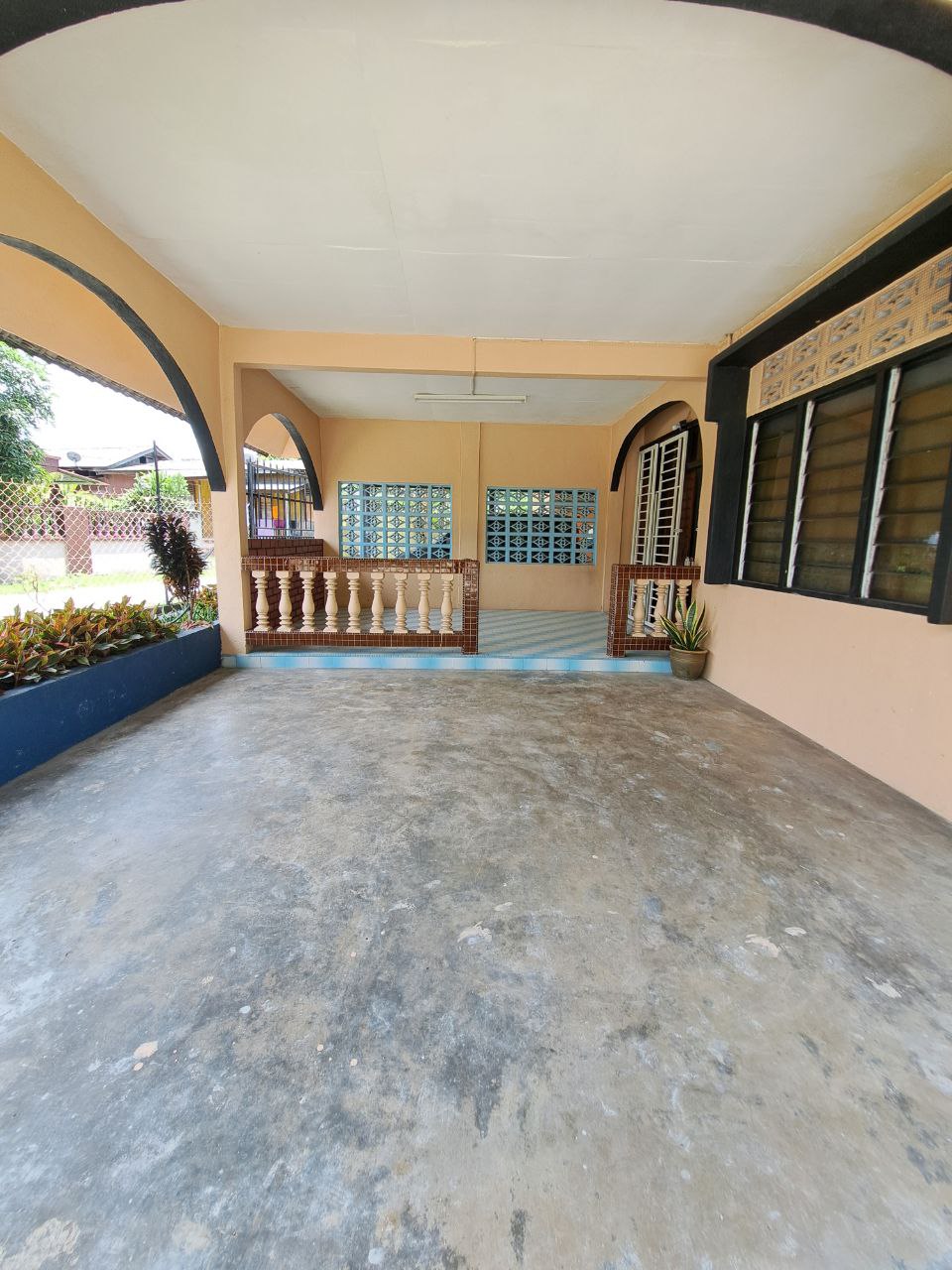 Covered & pen space car porch, outdoor garden, garden swing, family-friendly outdoor space