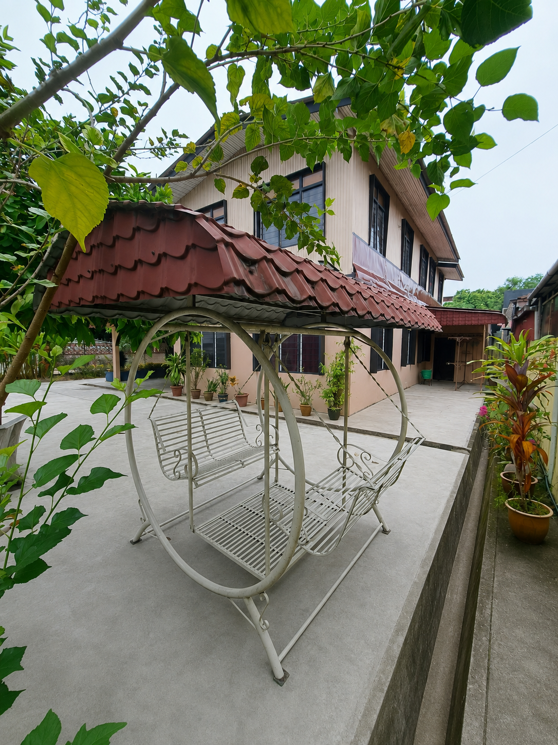 Covered & pen space car porch, outdoor garden, garden swing, family-friendly outdoor space